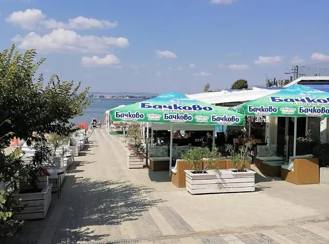 Helios 350m From The 아파트